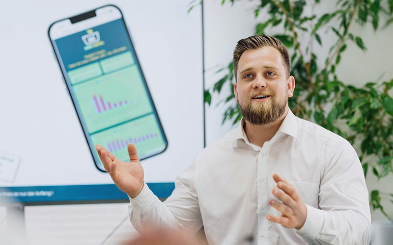Digitalisierung in der Sozialwirtschaft: KSG Mitarbeiter bei einer Präsentation