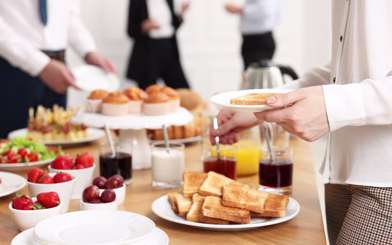 Frühstücksbüffet in einer Tagungsstätte