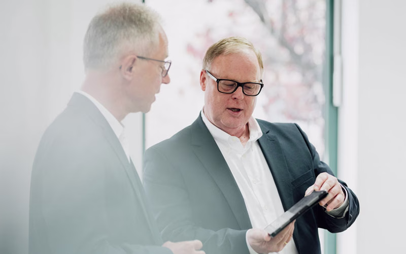 Datenschutzexperte erklärt Optionen am Laptop