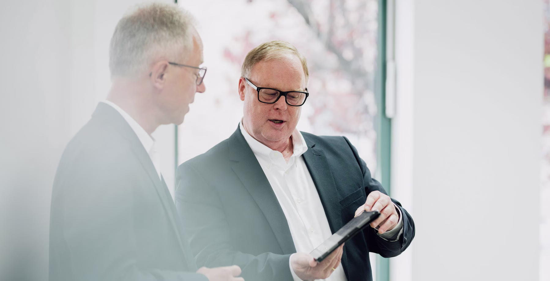 Datenschutzexperte erklärt Optionen am Tablet
